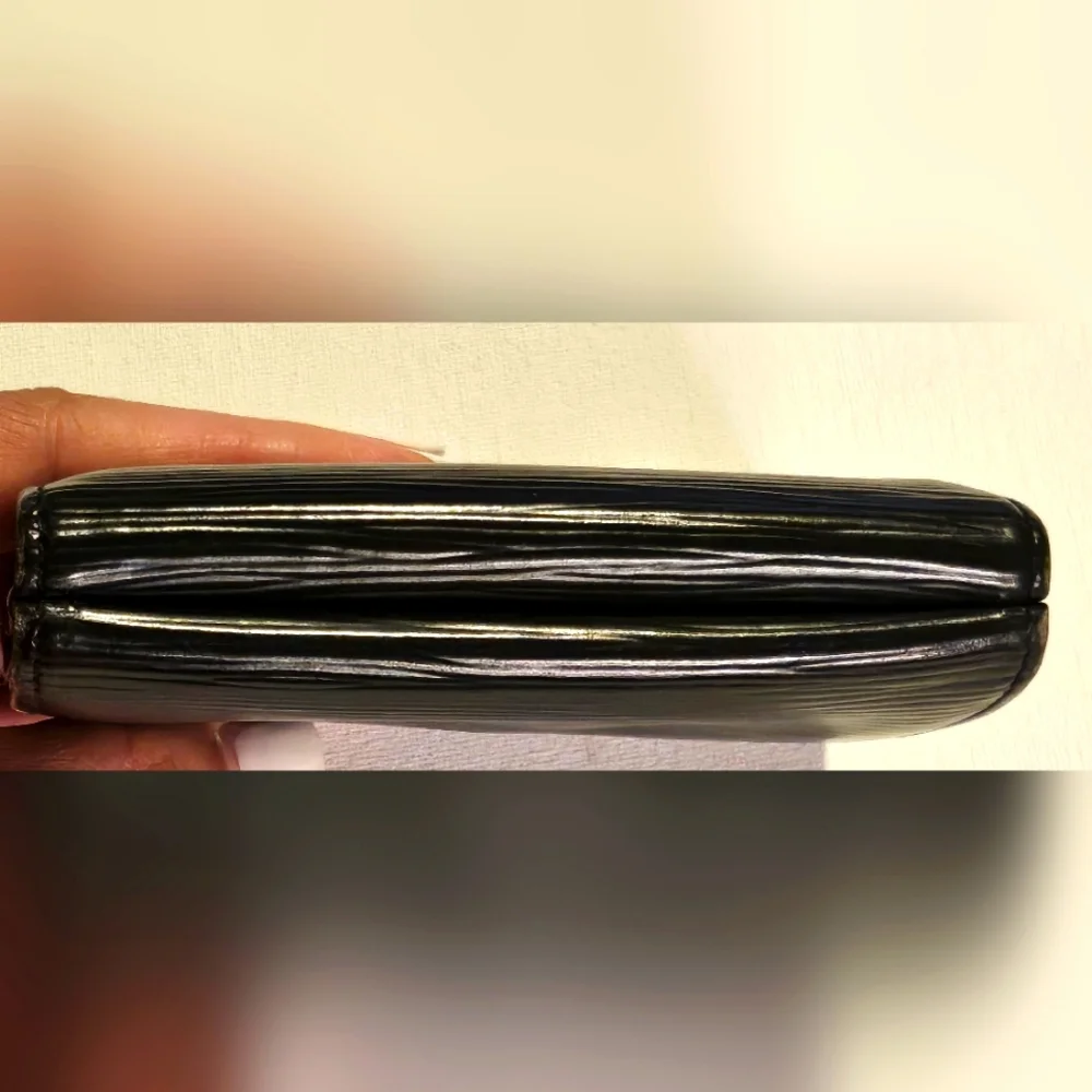 Authentic LV Black ⚫️ Epi Wallet